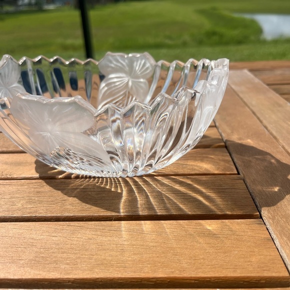 Mikasa Crystal Glass Bowl Frosted Flower Leaf Ribbed Sawtooth Edge Oval 7x5 - Picture 3 of 9